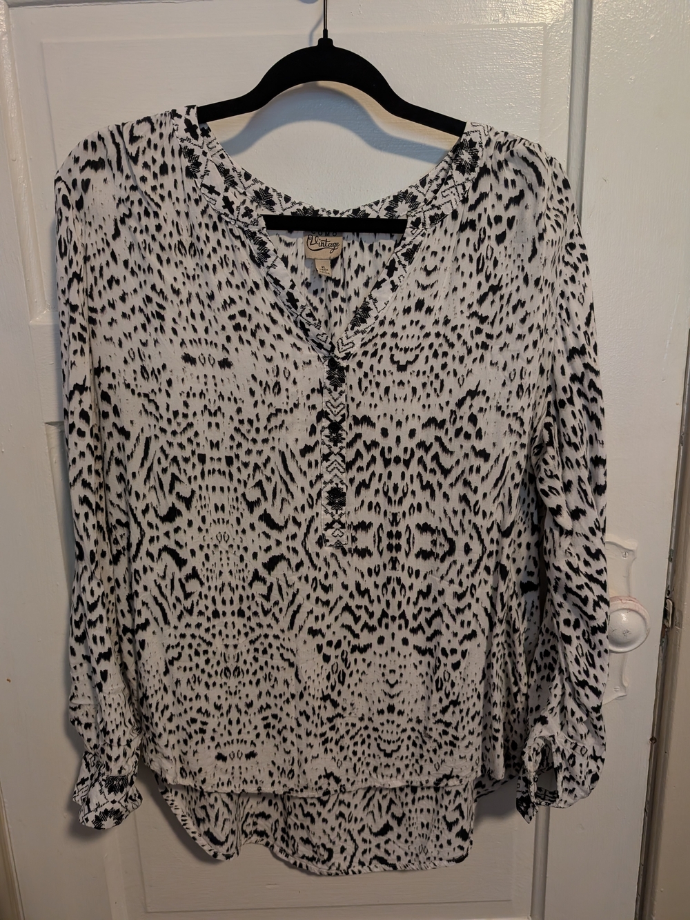 Como Vintage Black & White Printed V-Neck Blouse w/ High Low Hem
